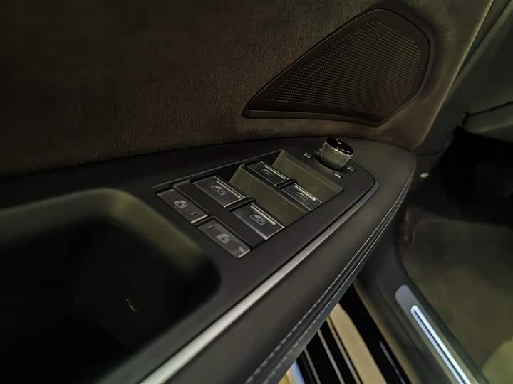 Фото 4 - Audi A8