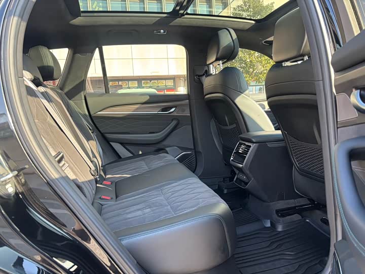 Фото 9 - Geely Monjaro