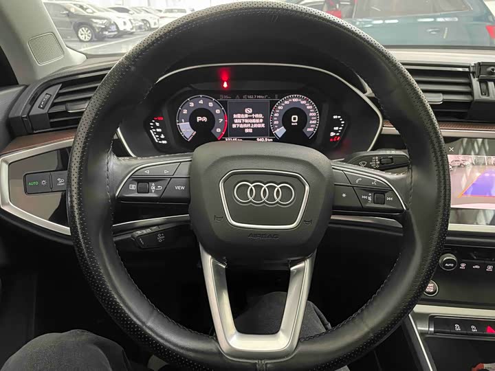Фото 8 - Audi Q3