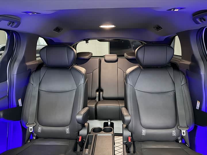 Фото 7 - Toyota Sienna