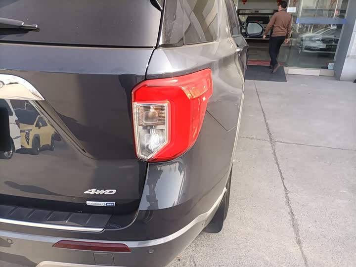 Фото 8 - Ford Explorer