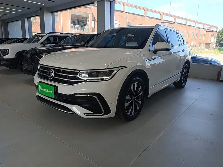 Фото 2 - Volkswagen Tiguan L Pro