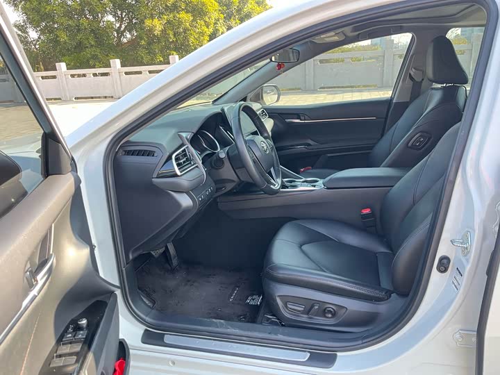 Фото 4 - Toyota Camry