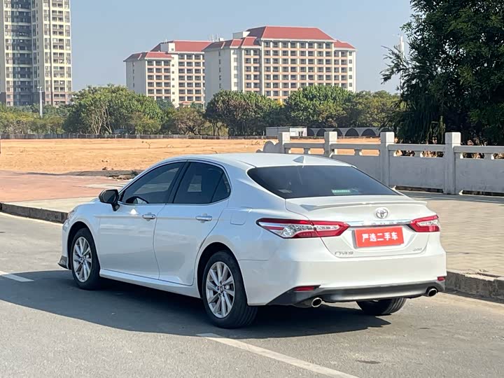 Фото 7 - Toyota Camry