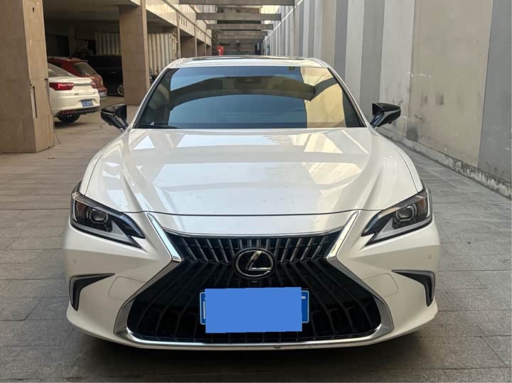 Фото 2 - Lexus ES