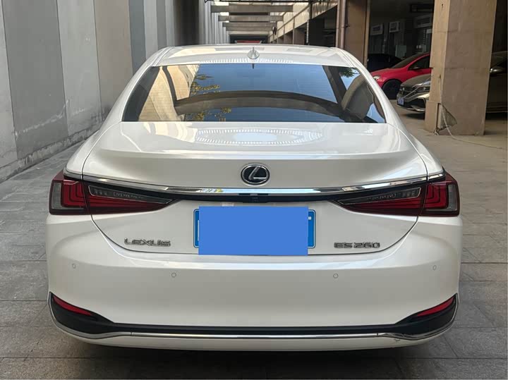 Фото 3 - Lexus ES