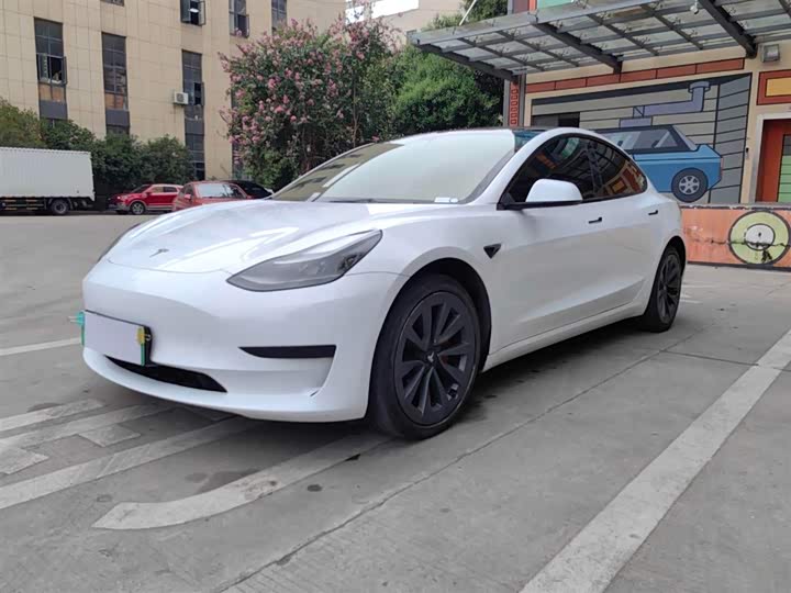 Фото 1 - Tesla Model 3