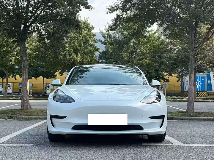 Фото 2 - Tesla Model 3