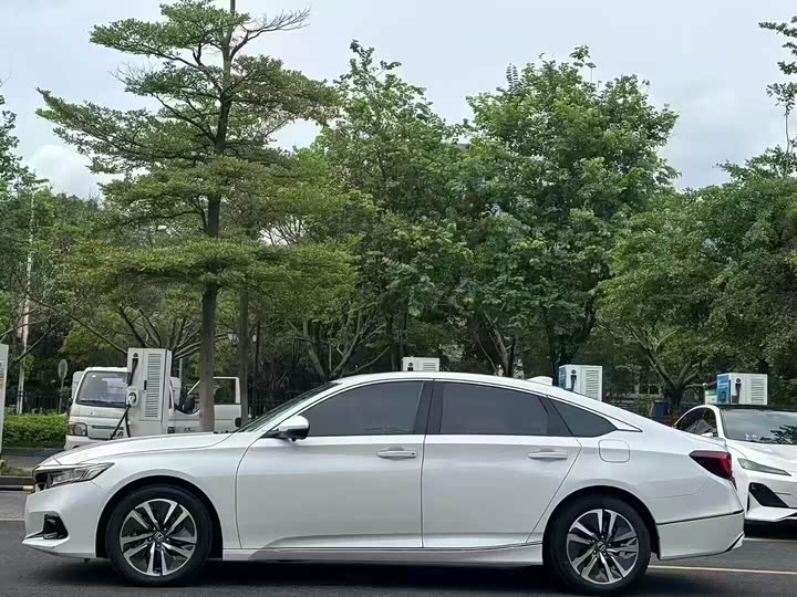 Фото 8 - Honda Accord