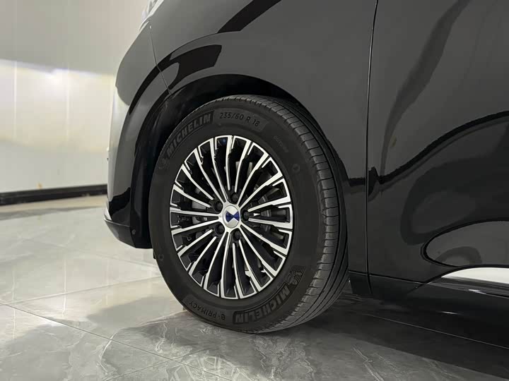 Фото 7 - Denza D9