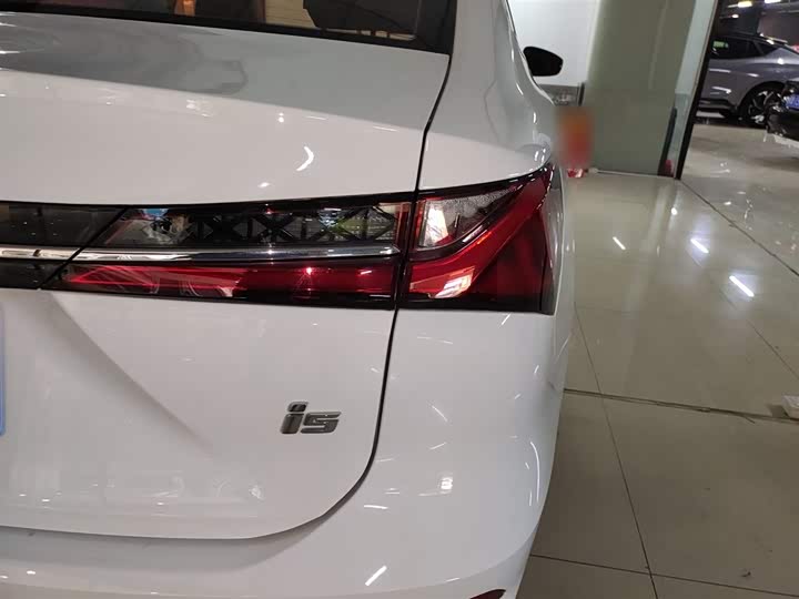 Фото 8 - Roewe i5