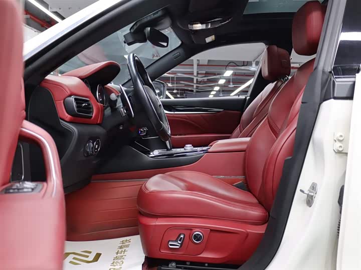 Фото 7 - Maserati Levante