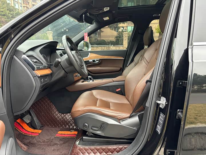 Фото 8 - Volvo XC90