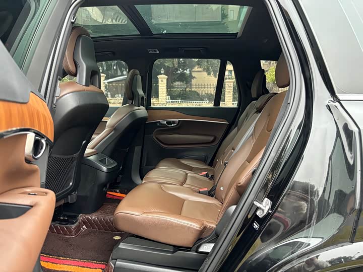 Фото 9 - Volvo XC90