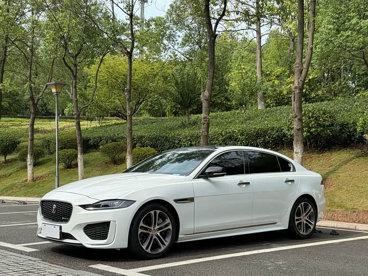 Фото 1 - Jaguar XE L