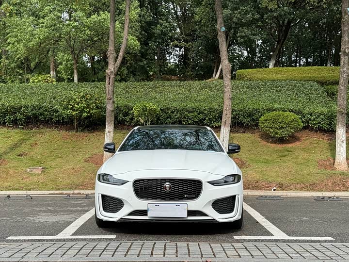 Фото 2 - Jaguar XE L