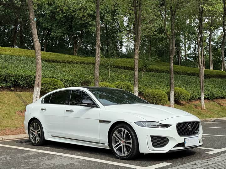 Фото 3 - Jaguar XE L