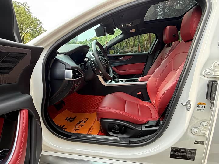 Фото 6 - Jaguar XE L