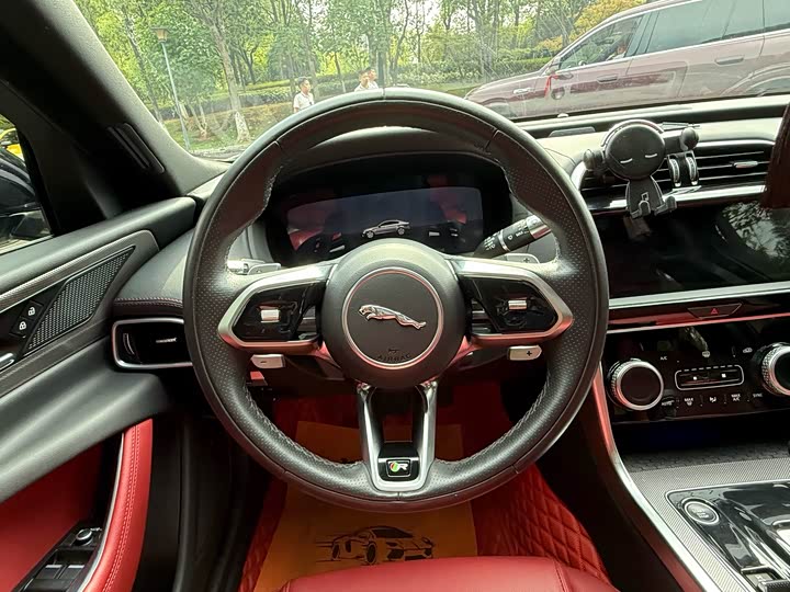 Фото 8 - Jaguar XE L