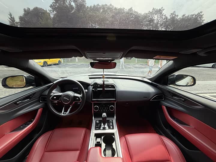 Фото 9 - Jaguar XE L