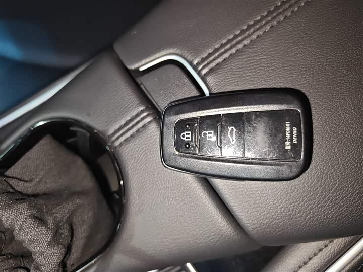 Фото 9 - Toyota Avalon