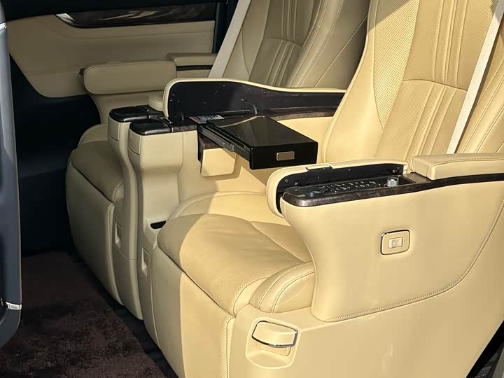 Фото 9 - Toyota Alphard