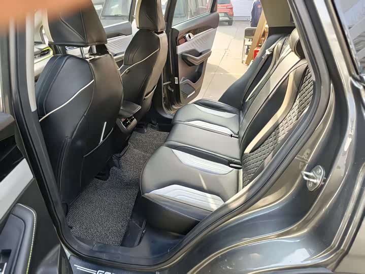 Фото 9 - Geely Coolray