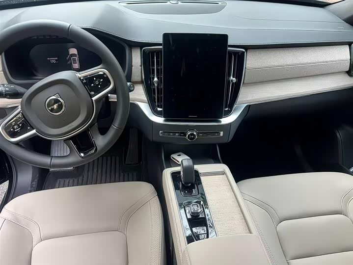Фото 9 - Volvo XC90