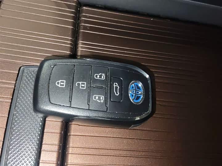 Фото 9 - Toyota Sienna