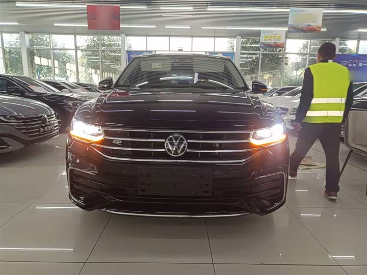 Фото 3 - Volkswagen Tiguan L Pro