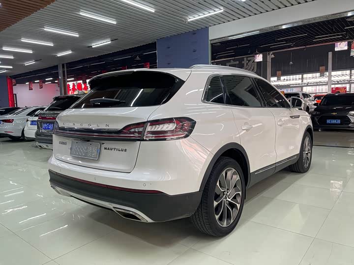 Фото 8 - Lincoln Nautilus