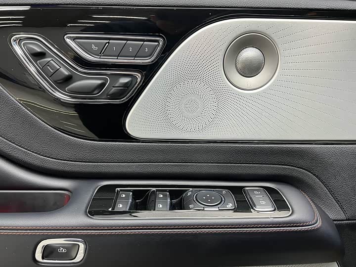 Фото 5 - Lincoln Aviator