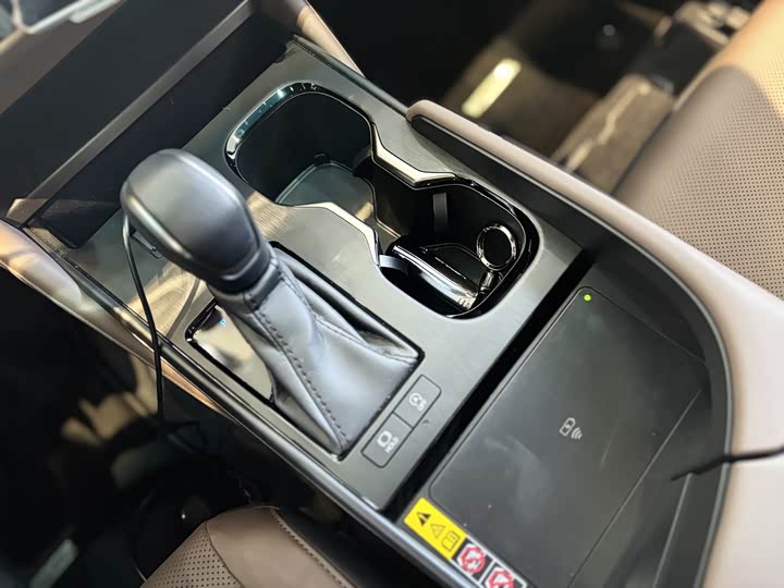 Фото 9 - Lexus ES