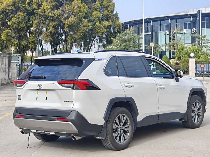 Фото 4 - Toyota RAV4