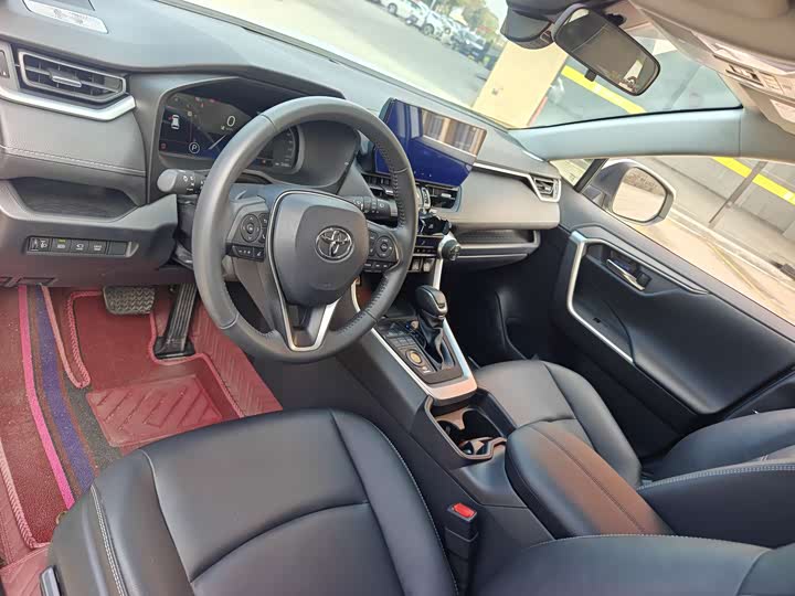 Фото 8 - Toyota RAV4