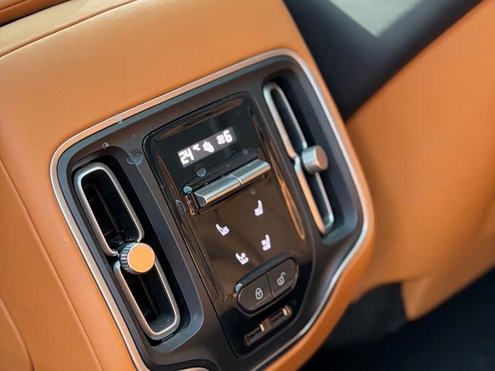 Фото 9 - Aston Martin DBX