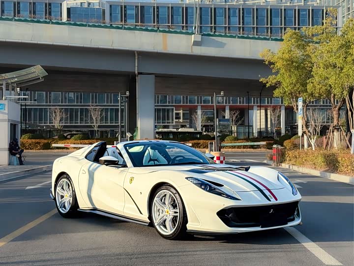 Фото 2 - Ferrari 812