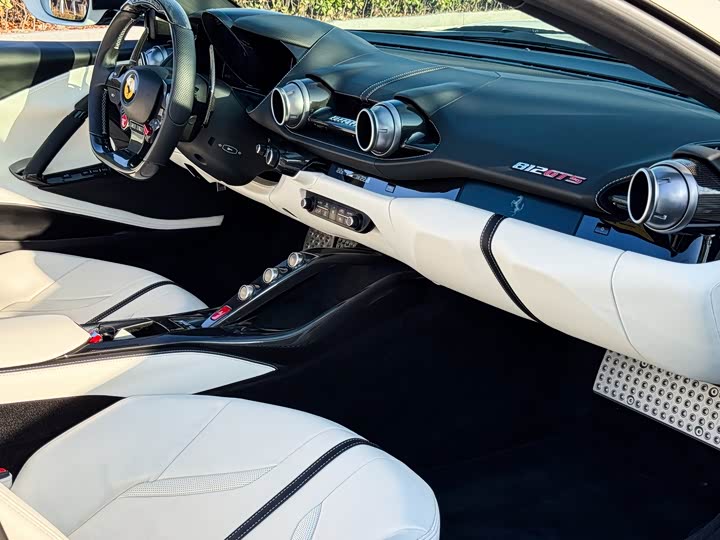 Фото 6 - Ferrari 812