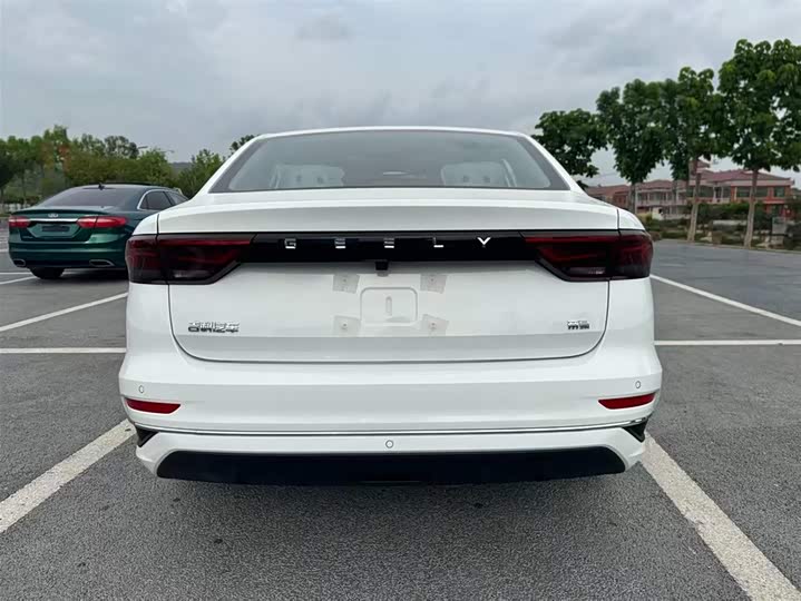 Фото 9 - Geely Emgrand