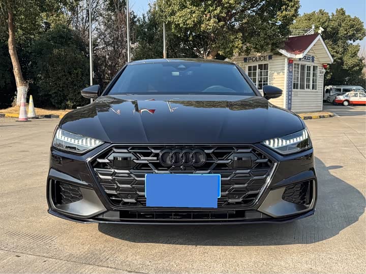 Фото 2 - Audi A7L