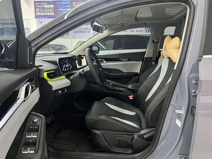 Фото 8 - Geely Coolray