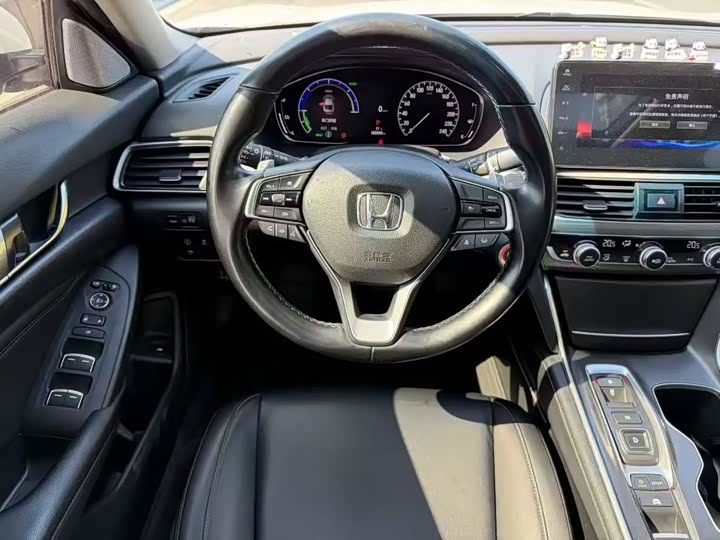 Фото 8 - Honda Accord