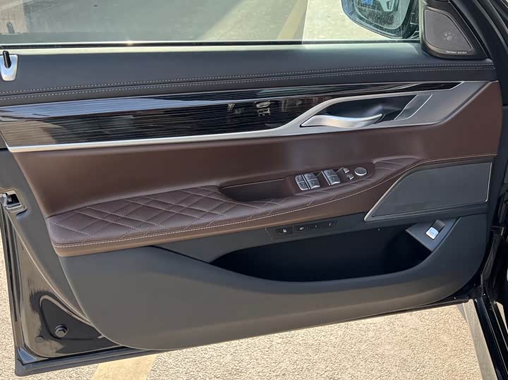 Фото 8 - BMW 7 Series