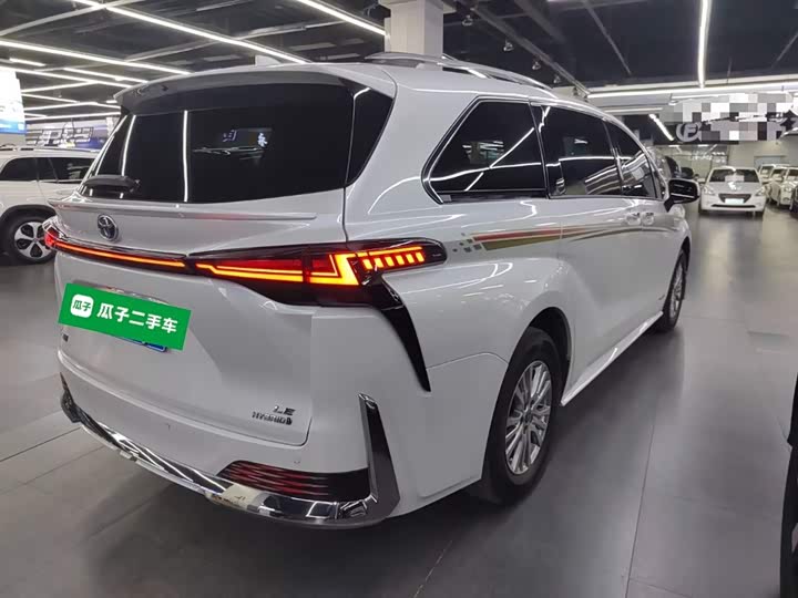 Фото 7 - Toyota Sienna