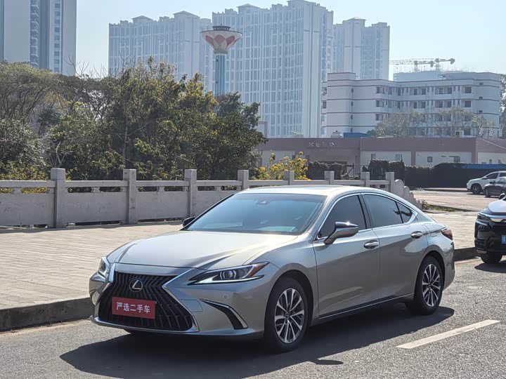 Фото 1 - Lexus ES