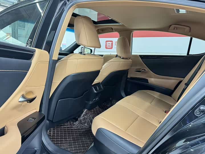 Фото 8 - Lexus ES