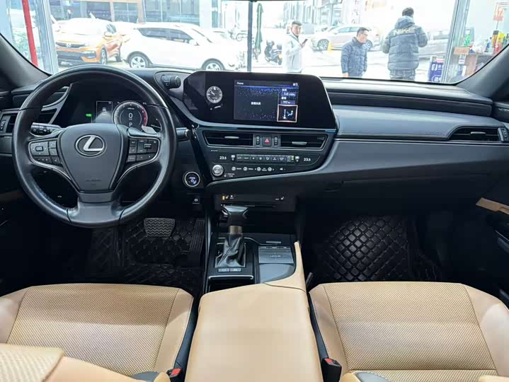 Фото 9 - Lexus ES
