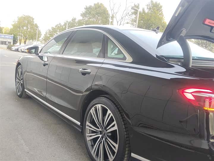 Фото 5 - Audi A8