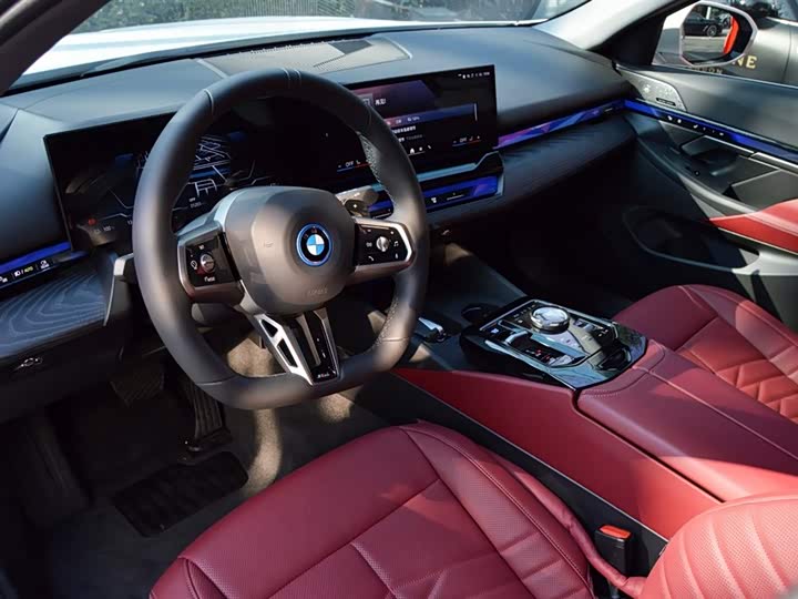 Фото 9 - BMW i5