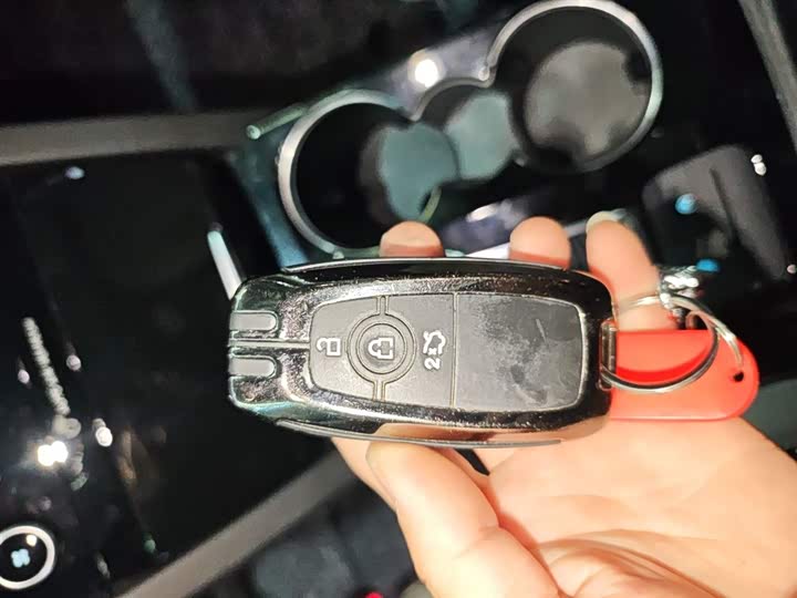 Фото 9 - Ford Escape